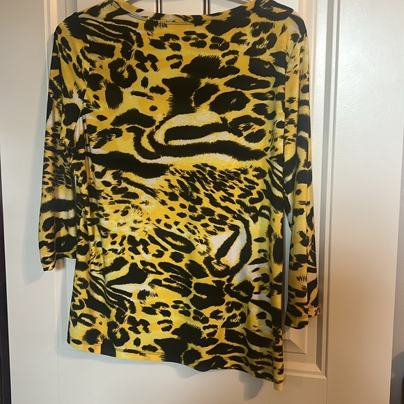 Peter Nygard Top. Excellent Condition in a Soft Silky 92% Polyester8% Spandex. - Picture 3 of 7